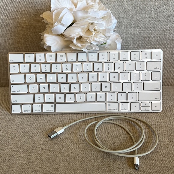 Apple Magic Keyboard 2 Model A1644 Wireless and Rechargeable with‎ Cord - Picture 11 of 11